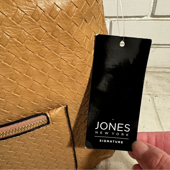 NWT Jones New York medium/large Purse in French Latte color - Picture 3 of 12